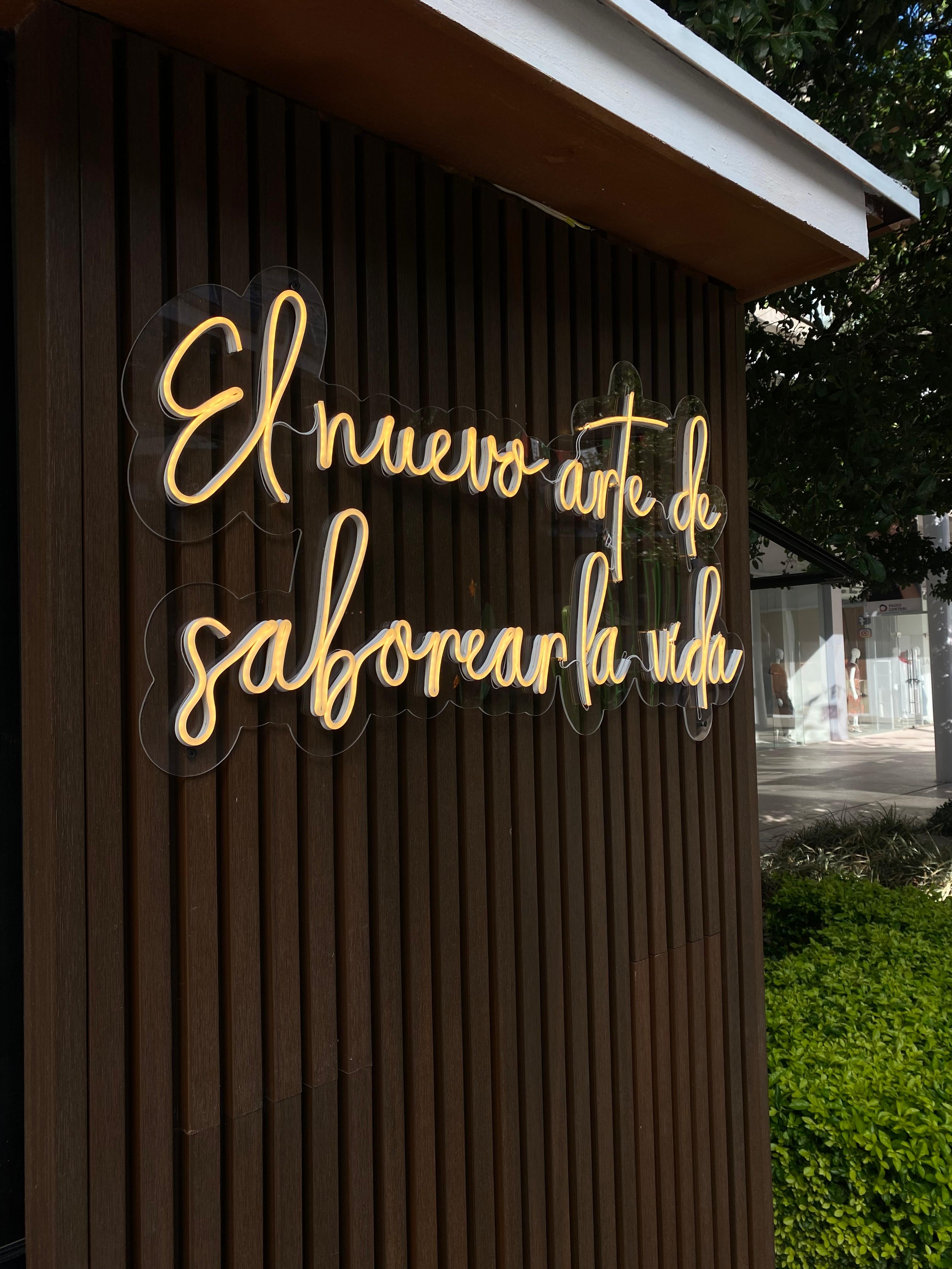 Letrero luminoso Magnum Store fabricado por Art & Signs