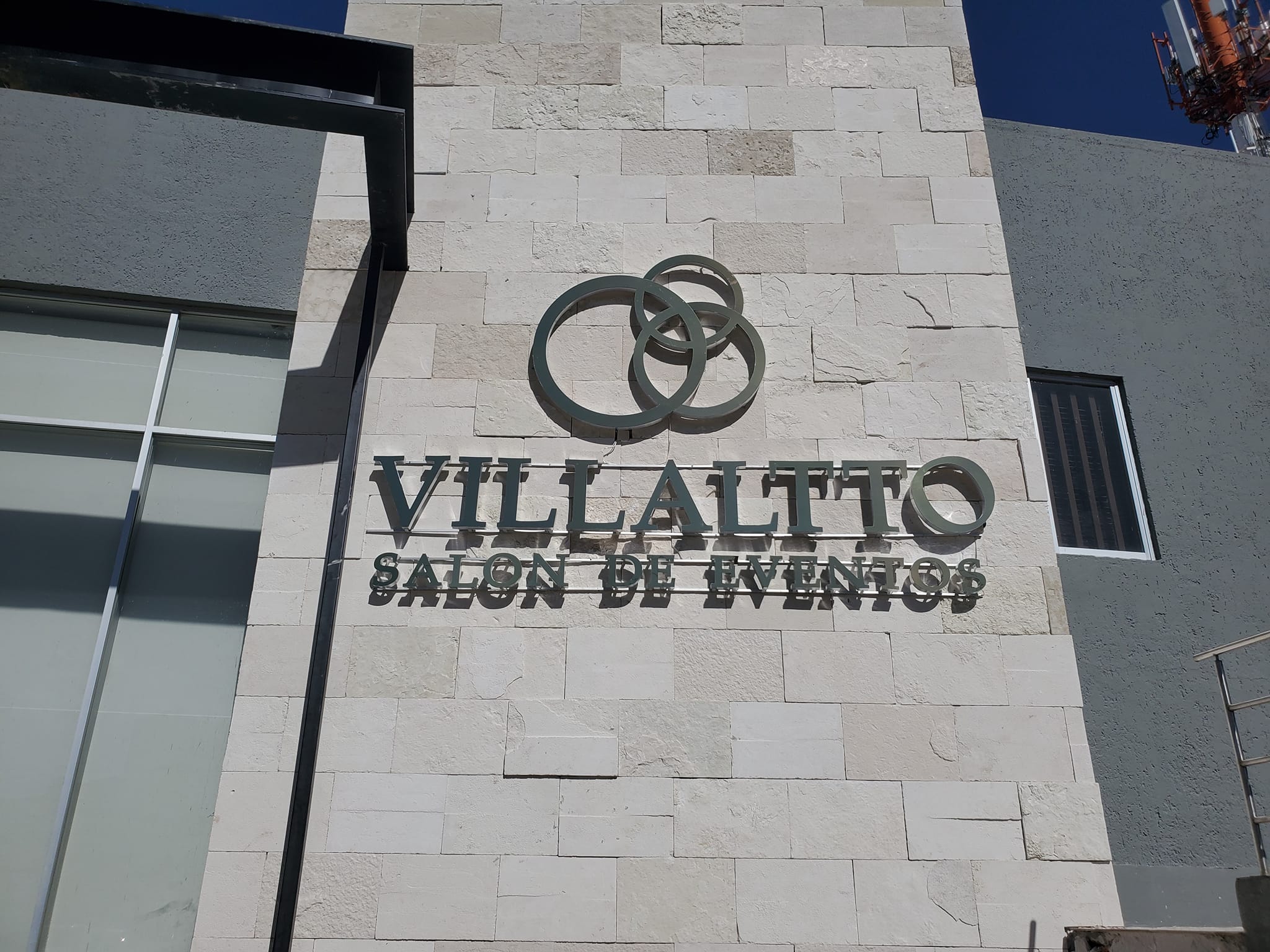 Letrero Villaltto salón de eventos